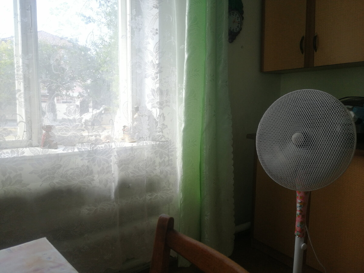 ставлю на кухне вентилятор и нормально. В это окно после 15.00 солнце светит во всю