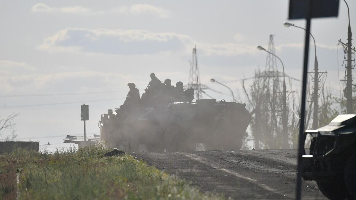    Военнослужащие ДНР рядом с территорией завода "Азовсталь" в Мариуполе© РИА Новости / Алексей Куденко