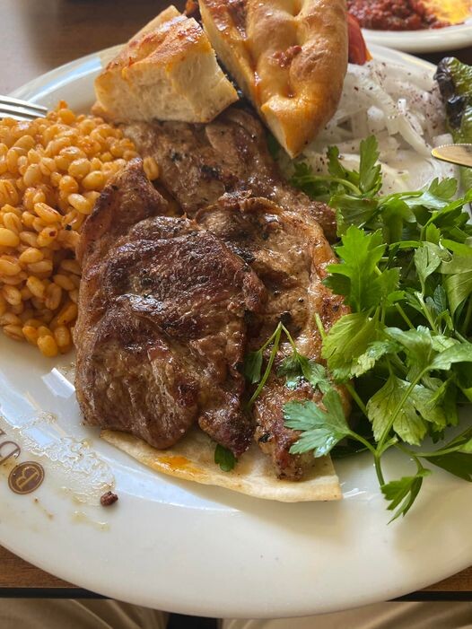 Баранина, овощи и гарнир, и все на подложке из лаваша.