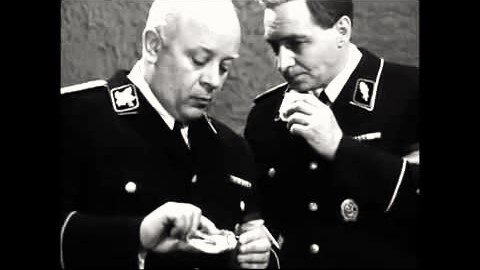 Мюллер и Штирлиц: кто-то кого-то допрашивает