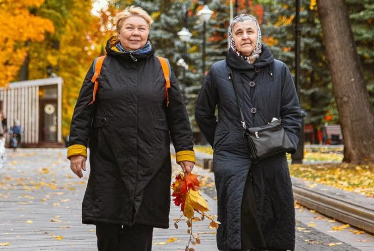 Пенсионеры осень. Российские пенсионеры. Пожилые люди в парке осенью.