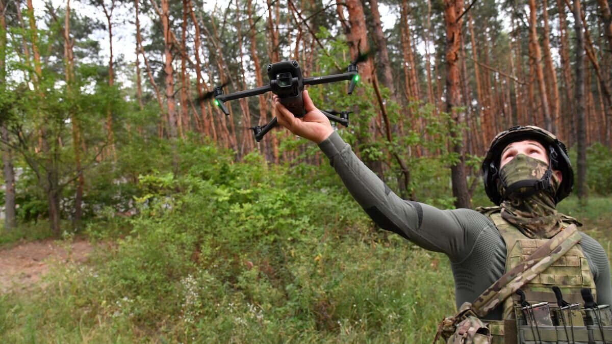    Военнослужащий ВС РФ запускает коптер для артиллерийской разведки противника рядом с линией боевого соприкосновения в Харьковской области© РИА Новости / Виктор Антонюк
