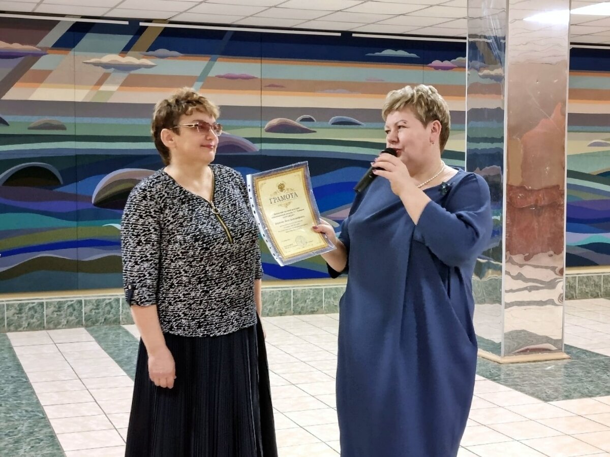 Мне вручают грамоту за участие