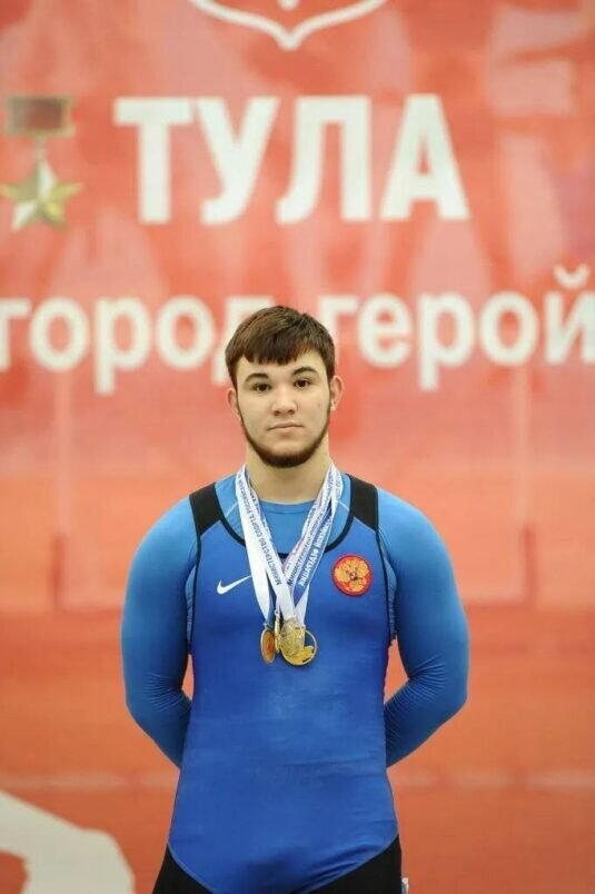    Спортсмен из Салехарда Руслан Хабиров завоевал золотую медаль на первенстве России по тяжелой атлетике