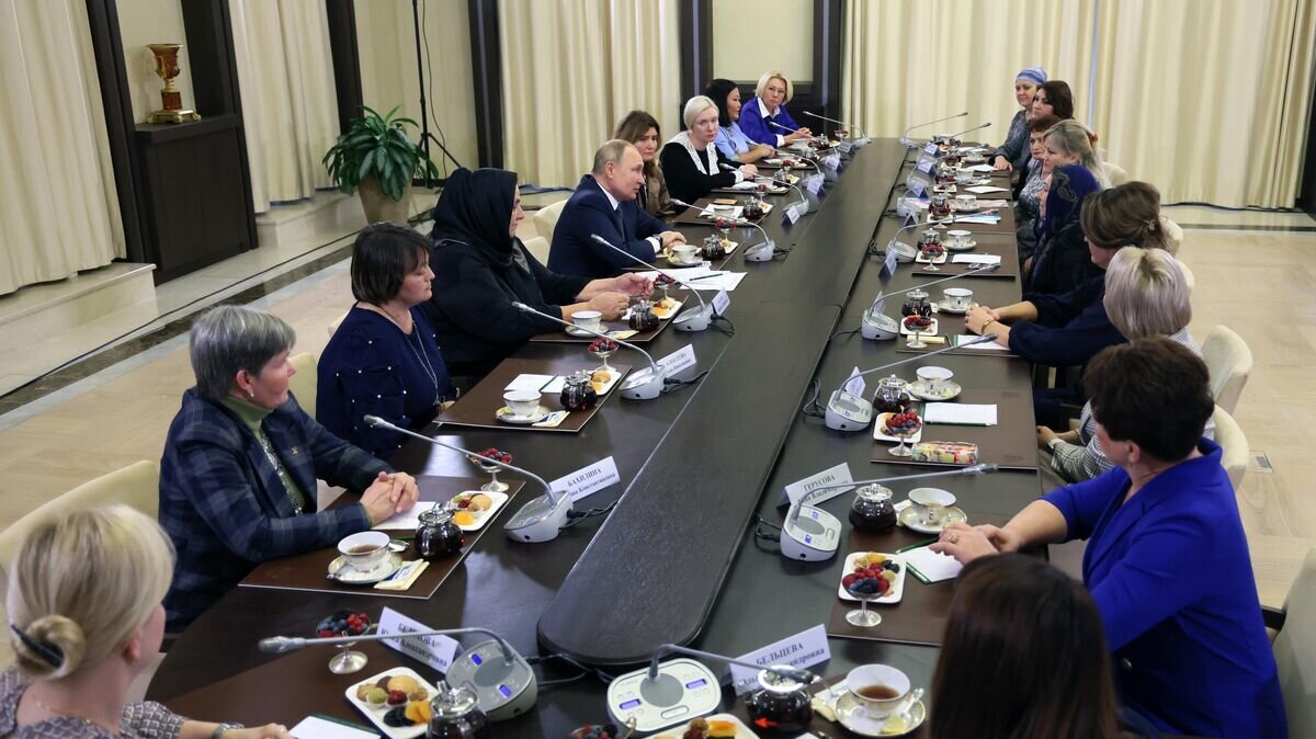    Президент РФ Владимир Путин во время встречи с матерями военнослужащих - участников специальной военной операции© РИА Новости / POOL