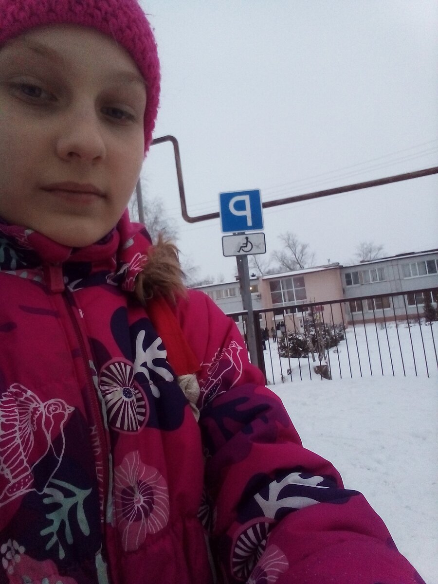 И это опять я около нашей школы 