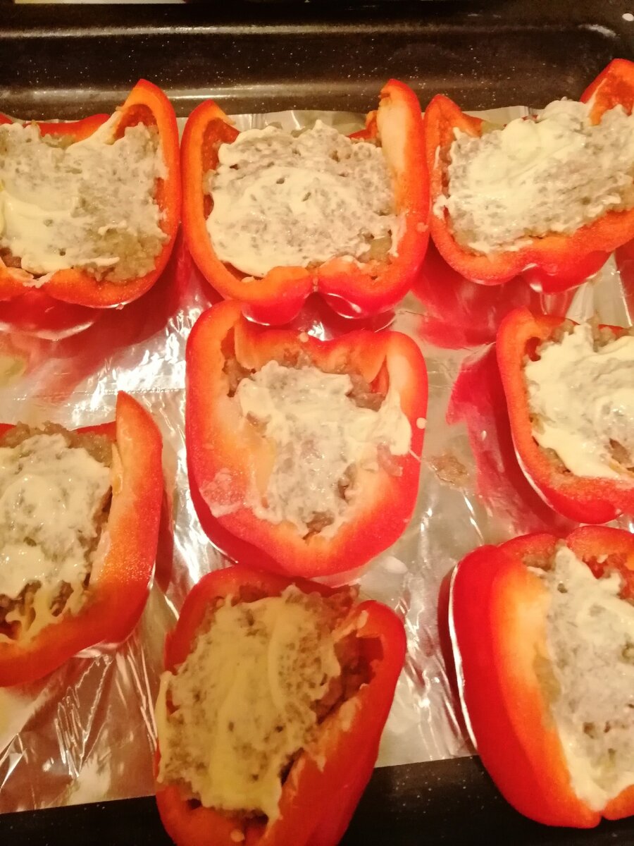  Чтобы перчики не подгорали ,обязательно смазываю домашним майонезом или жирной сметанкой.