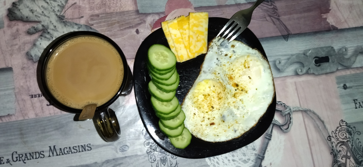 Завтрак как всегда простой. Яйцо, огурец и сыр. 