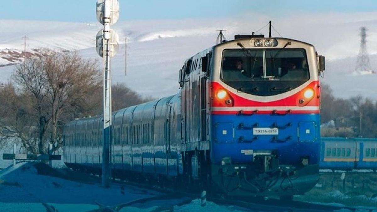    Поезд едет по рельсам зимой:facebook.com/railways.kz