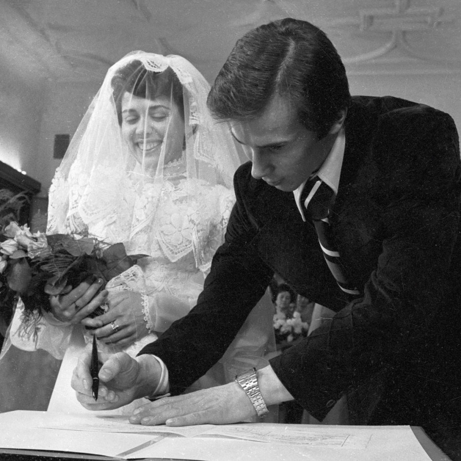 Советские фигуристы Ирина Роднина и Александр Зайцев в день бракосочетания. Сентябрь 1975 года. Фото Юрия Сомова 