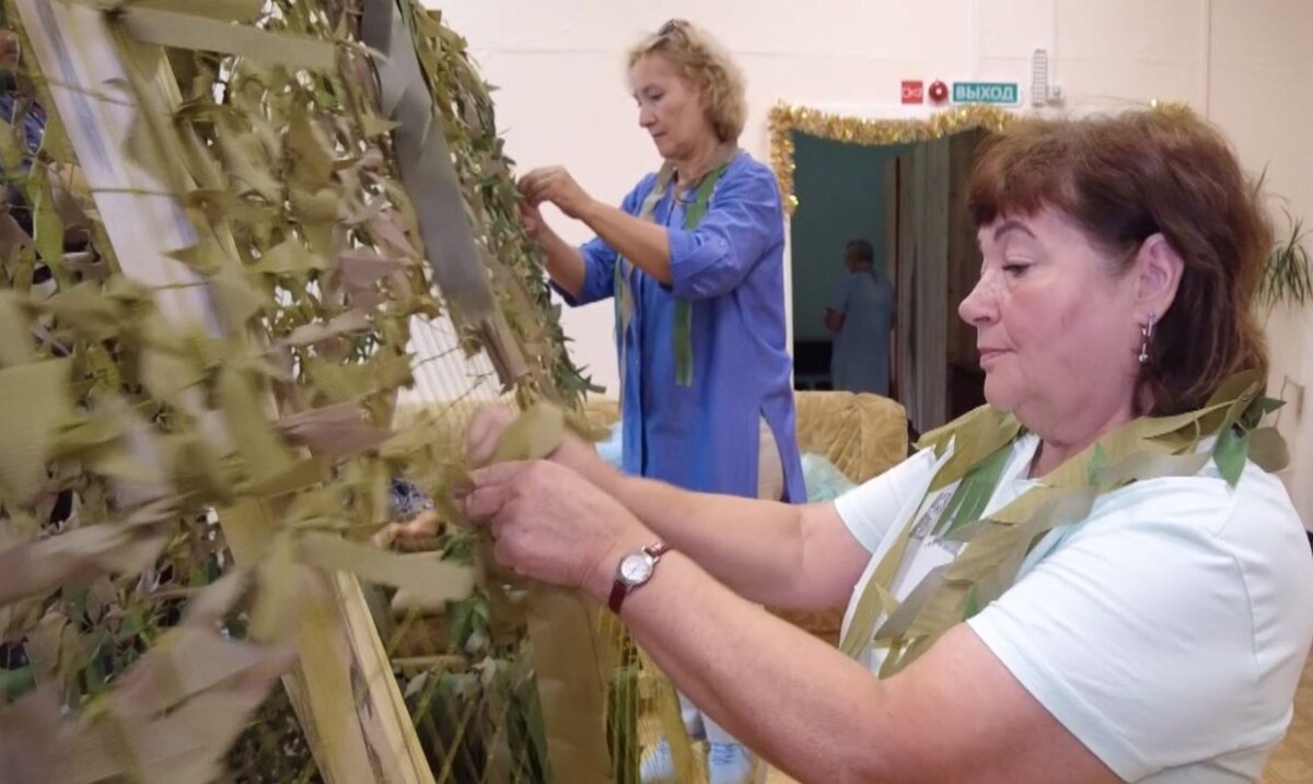    Югорчане из Приобья плетут маскировочные сети для бойцов на СВО