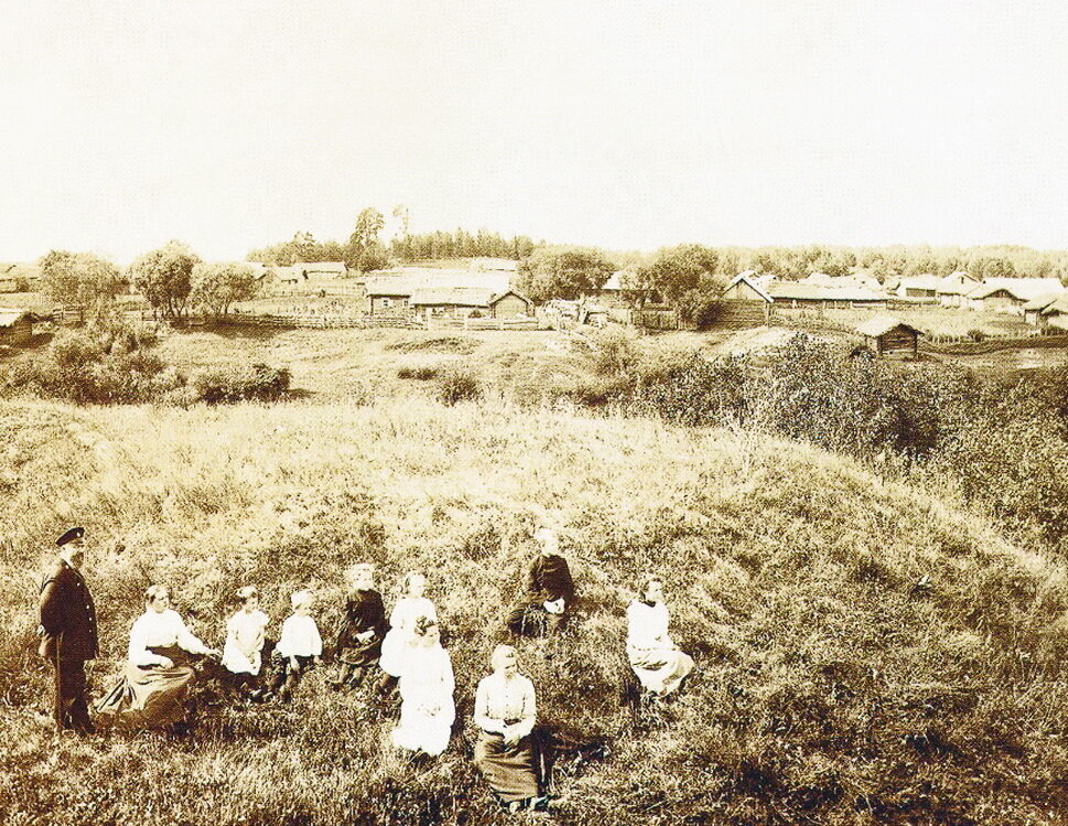 Вид с городища на деревню Гнездово. 