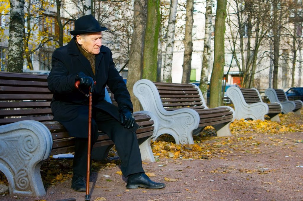 Дед возле. Старик на скамейке. Мужчина на скамейке в парке. Дедушка на скамейке в парке. Старики на лавке.