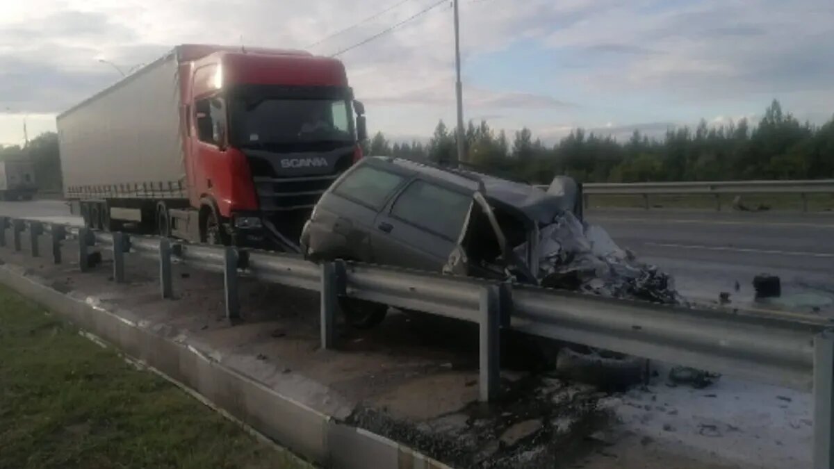 Смертельное ДТП в Новосибирске: Фура Scania смяла «Ваз 2111» – водитель  легковушки скончался | Драга.Лайф | Дзен