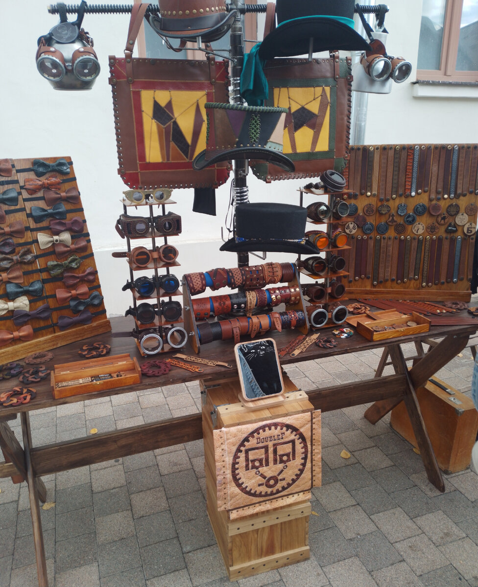 Нашему городу -877, но он  как всегда молод, красив, хорош собой, да ещё в в полном расцвете сил, радует своих жителей и гостей, историческими  памятниками, итересными музеями, замечательными...-9