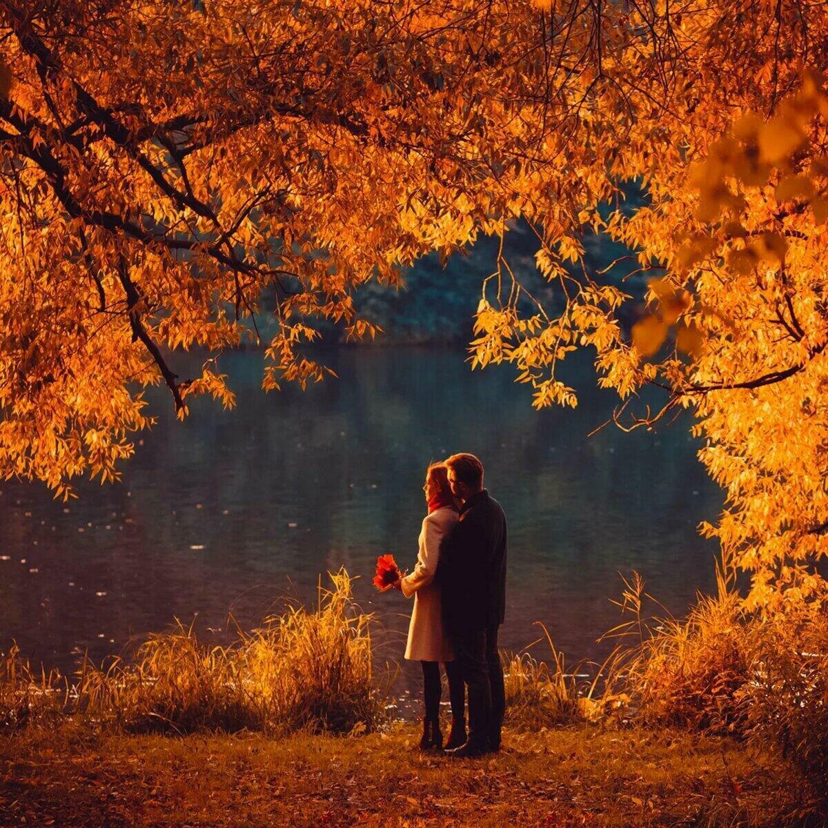 Осенней ночью светлой и тихой я возвращался. Осень влюбленные. Осень пара. Осенняя любовь. Влюбленные осенью.