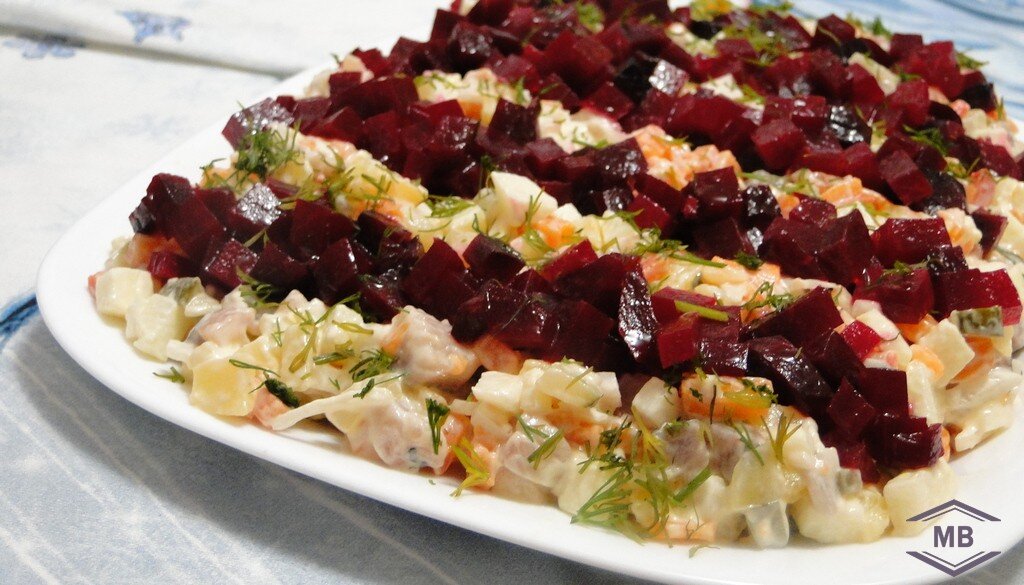 Если "Селёдка под шубой" слегка приелась, подавайте салат "Праздничный"!