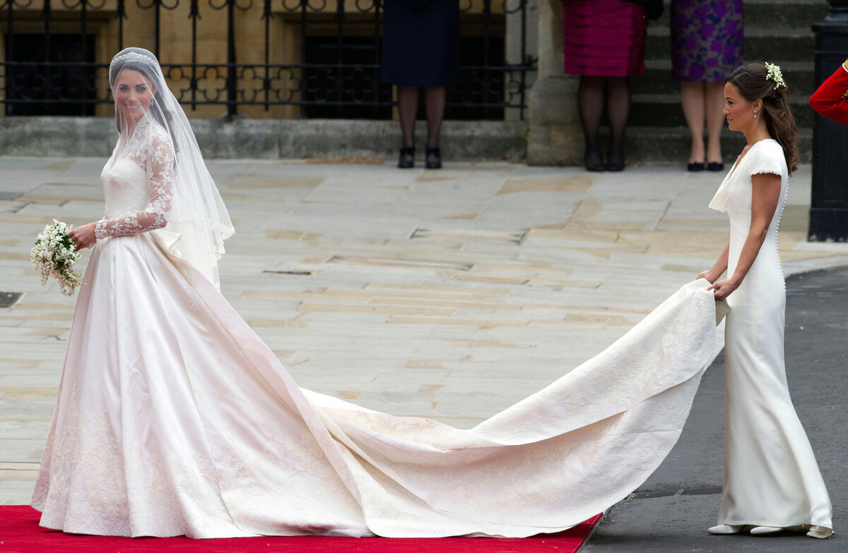    Кейт Миддлтон в свадебном платье от Сары БертонLegion-Media