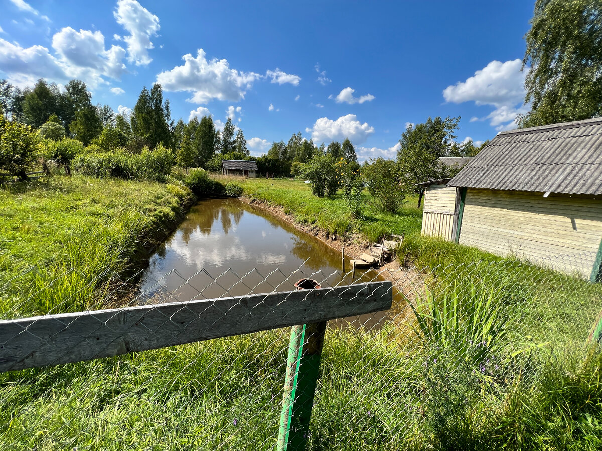 Вот так ещё люди живут. И это не кино, а реальная жизнь. Я бы не смог так, но люди старшего поколения отважные неимоверно, чему остаётся только позавидовать.-8