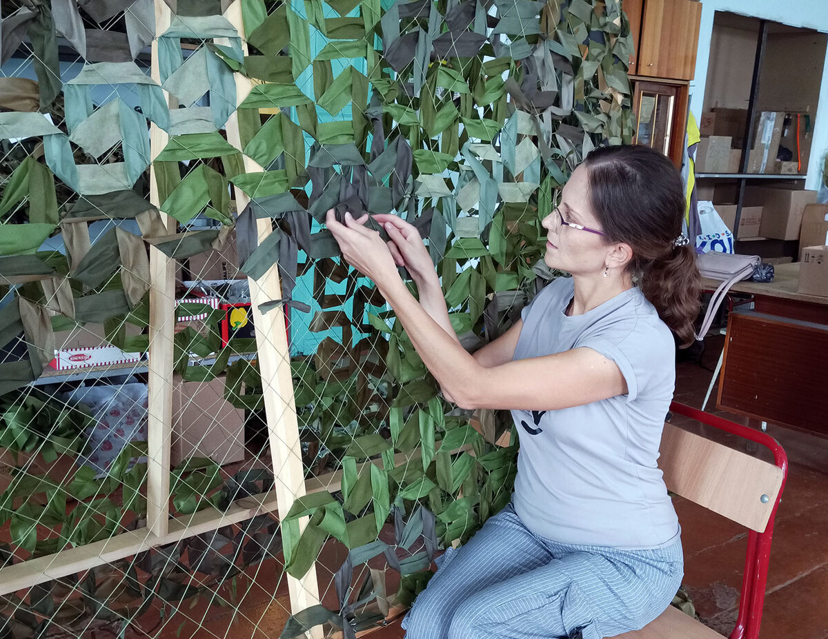 Плету маскировочную сеть способом «пятерочка», который мне понравился больше