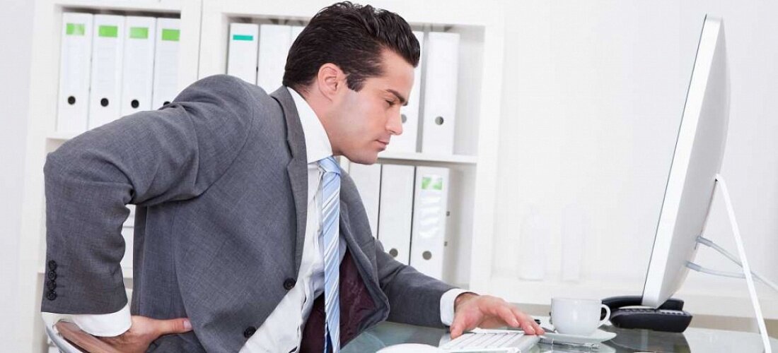 охранник сидячая работа. охранник сидит. охранник на стуле арт. люди сидят в офисе. охранник сидячая работа.