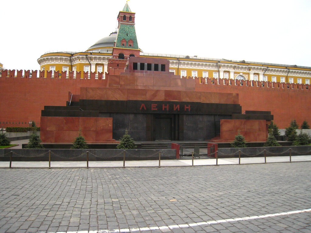 Мавзолей в и ленина на красной площади. Мавзолей в.и Ленина на красной площади в Москве. Мавзолей Ленина в Москве. Ленин в мавзолее на красной площади.