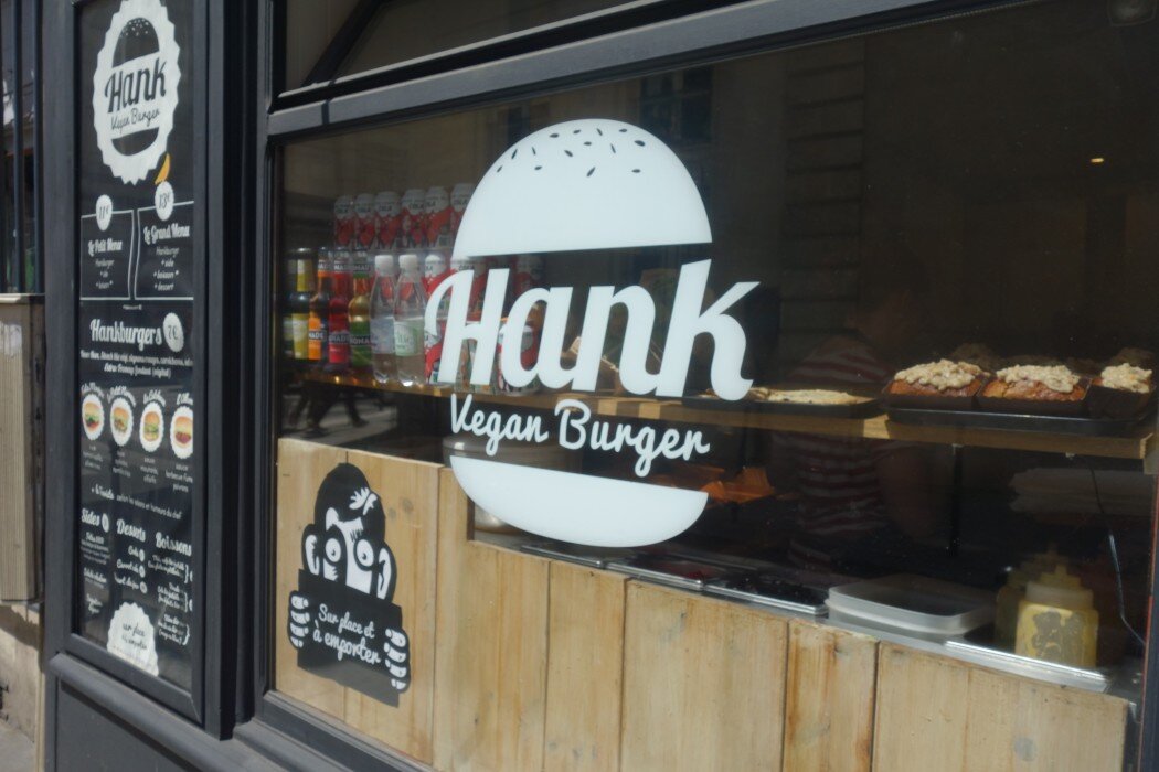  В Париже есть несколько потрясающих мест где можно насладится хорошими и по настоящему шикарными Бургеракми на любой вкус от черных,  вегетарианских и виганских Вот несколько лучших мест: HANK BURGER-2