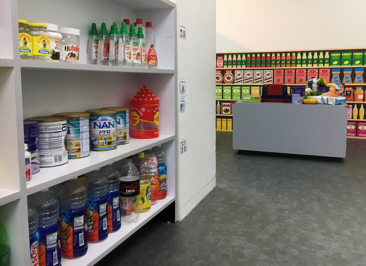 На полках пустые коробки от настоящих продуктов.