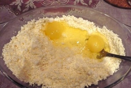 Шаг 1 Творог выкладываем в глубокую тарелку, добавляем яйца, соль, сахар. Перемешиваем.