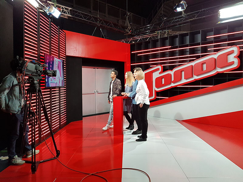 Студия вечерний ургант бэкстейдж. Вечерний ургант бэкстейдж. Съемки вечернего урганта. Студия голос. Где снимается шоу.