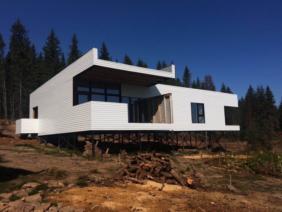 Главный фасад обращен на южную сторону