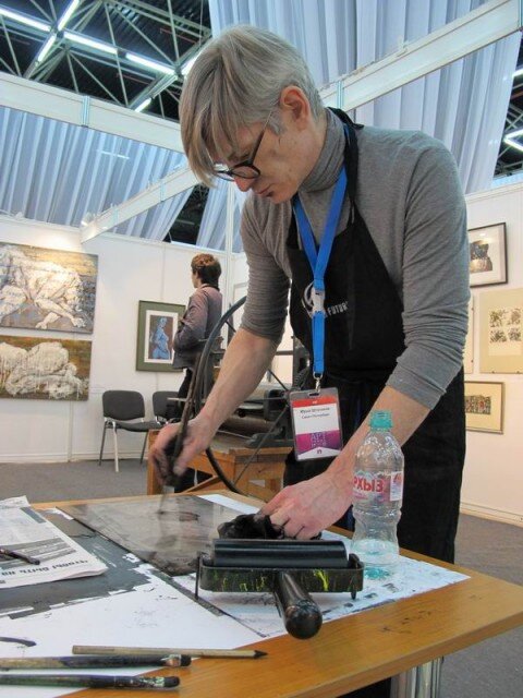  Пока посетители заняты делом, Юрий привычно готовит листы металла и моет кисти.