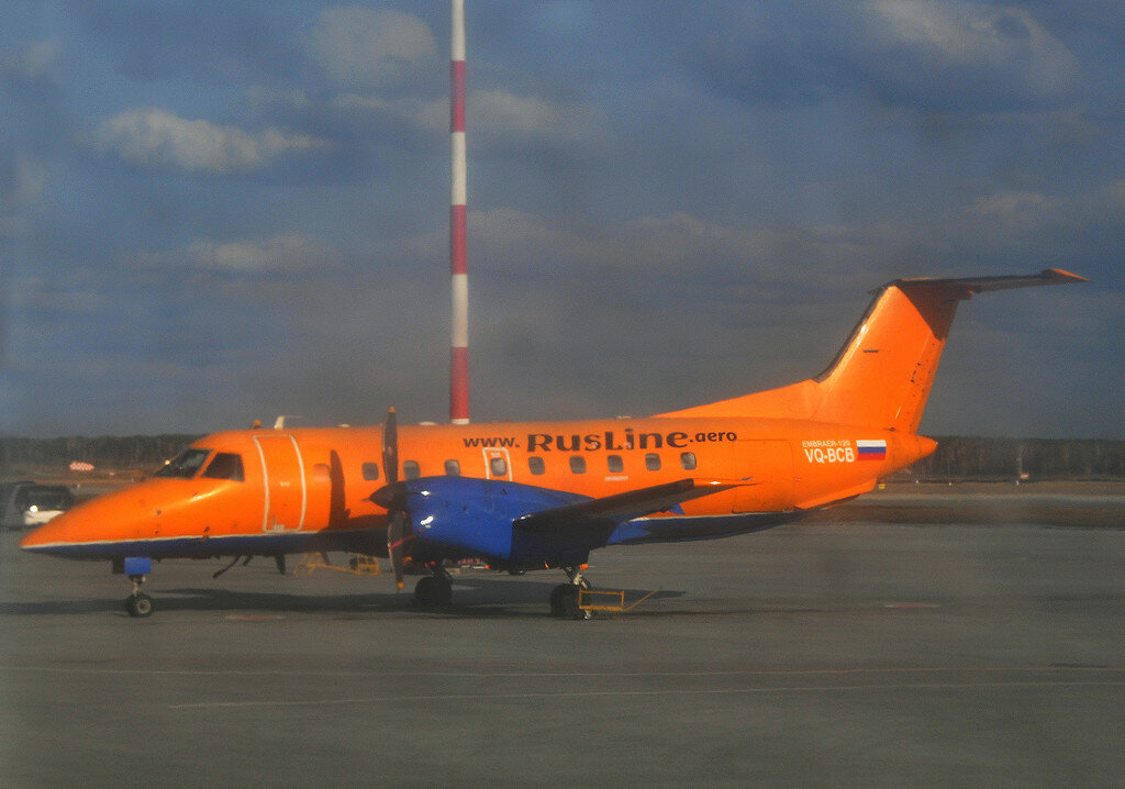 1. Увы снять VQ-BCB - Rusline - Embraer EMB-120 Brasilia не получилось лучше... Грязные иллюминаторы сыграли свое дело... Снято во время руления к стоянке... Поэтому не претендуя на высокохудожественность снимка - просто для информации - стоял на одной из стоянок перрона. Собратьев не наблюдалось )

