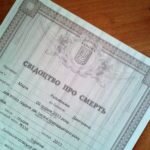 Разумеется, никто не обязывает убитых горем родственников сразу заниматься бумажной волокитой и бежать выписывать умершего человека из приватизированной квартиры, но все же лучше всего это закончить оформление в течение полугода. К этому времени наступает право вступить в права наследования жилья, и хорошо, если это произойдет без дополнительного обременения. Нужно ли выписывать умершего человека из квартиры – вопрос не первой важности, но решать его все равно придется.