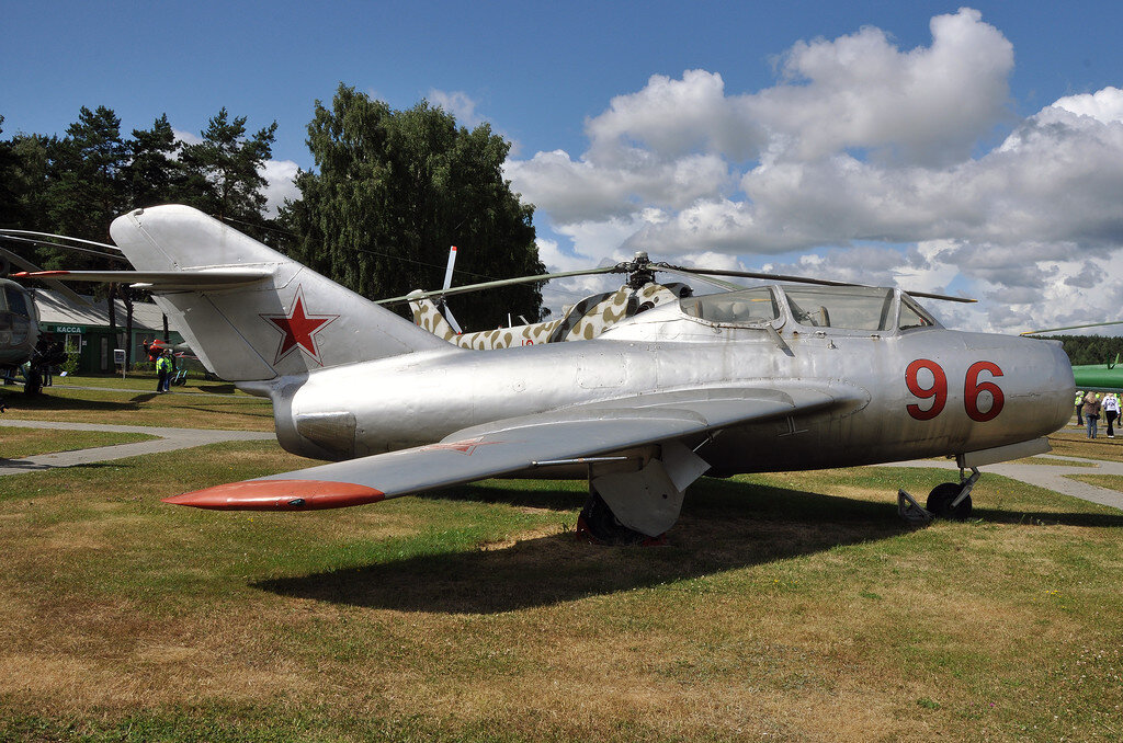 1. МиГ-15УТИ - 96 красный - ВВС Беларусь. Принадлежал 201-му ИАП ПВО, базировавшемуся до 1994 года в Мачулищах. Восстановлен на Минском авиаремонтном заводе в 2005 – 2006 г. Для реставрации самолета использовались детали МиГ-15УТИ "66 голубой" заводской № 1415394, который ранее был установлен в пионерском лагере «Зубренок» и с мишеней на авиационном полигоне "Ружаны". Антенны радиовысотомера из Минского авиаколледжа. Учебно-тренировочный истребитель. МиГ-17 и МиГ-19 стали самыми распространенными учебно-тренировочными самолетами в странах Варшавского договора. В 60-х годах основной учебный самолет в Советском союзе.

