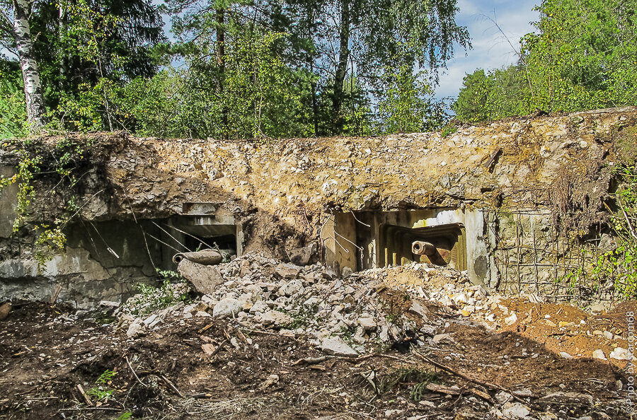 Это не следы испытаний, а следы вандализма современных военных, выкорчевывающих орудия из АПК