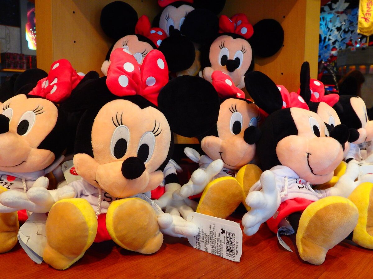  Сеть Disney Store насчитывает: 216-ть фирменных магазинов в Северной Америке, 106-ть в Европе, 47-мь в Японии, и всего 1 магазин в Китае. Но теперь, когда в Шанхае ожидается открытие крупней его в мире Диснейленда (16 июня 2016 года), думаю, что таких магазинов станет больше. 
О посещении магазина, могу сказать одно: как хорошо, что мне не 10 лет, иначе меня оттуда можно было бы увести только силой!

