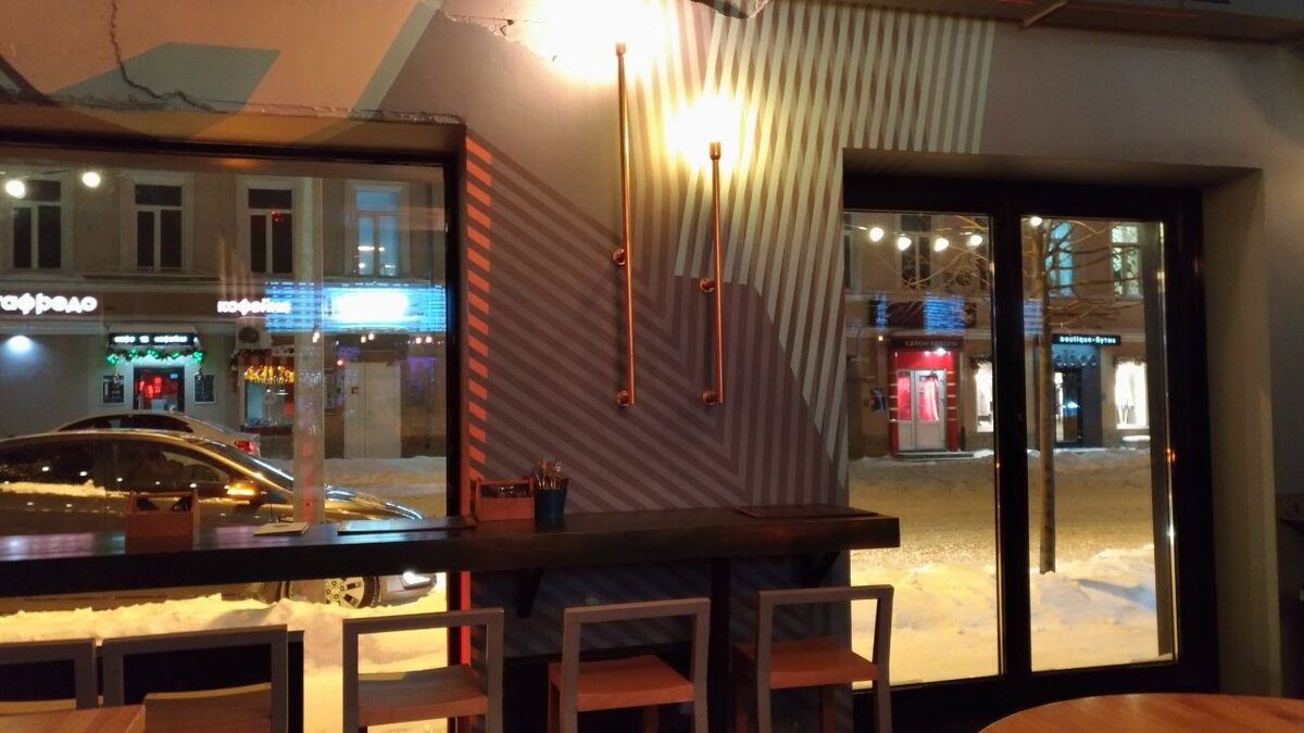 Справа окно-дверь