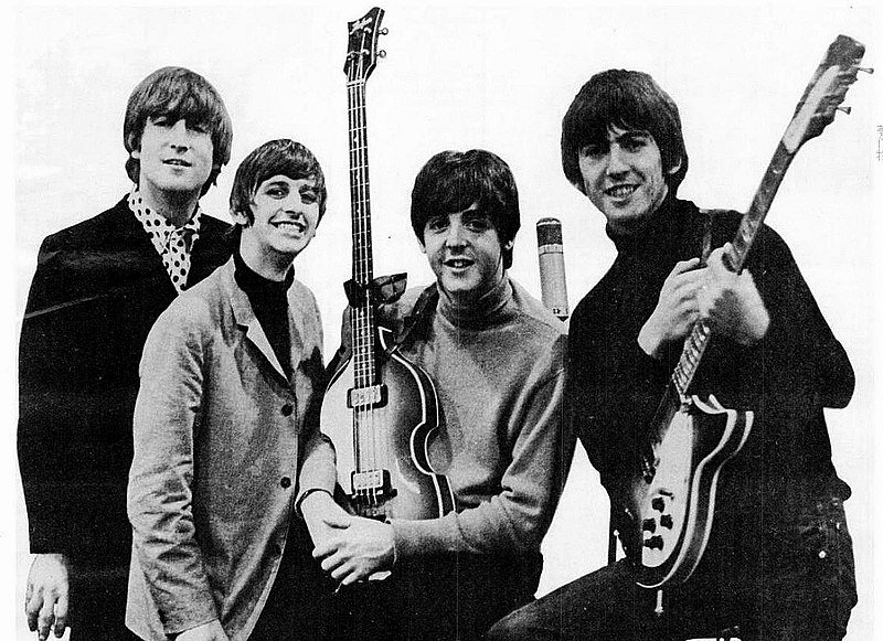 Группа  The Beatles празднует выиграла премию Грэмми.*