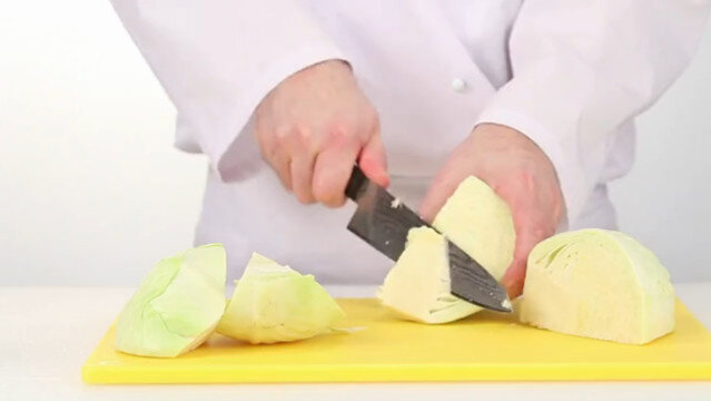 Капусту тонко нашинковать. Морковь натереть на терке, а луковицу измельчить. Все остальные ингредиенты смешать в отдельной миске и слегка взбить. Перемешать лук, морковь и капусту, выложить в салатник. Заправить соусом, добавить по вкусу соль и перец. ШПАРГАЛКА Как подготовить и нашинковать капусту