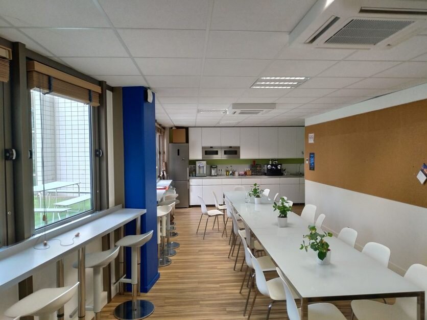 Фото на ASUS ZenFone 5 в помещении