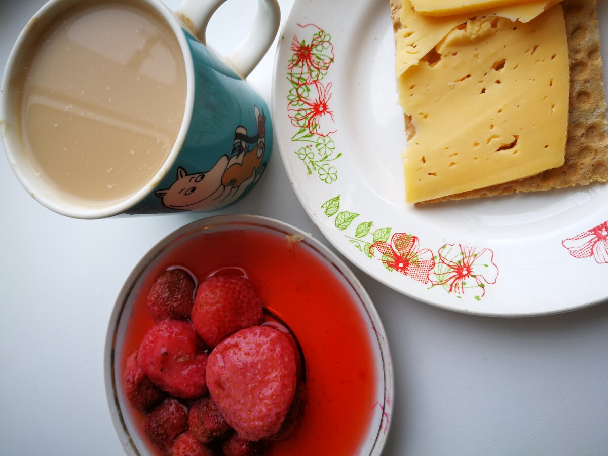Скоро будет свежая клубничка, а я пока доедаю мороженную