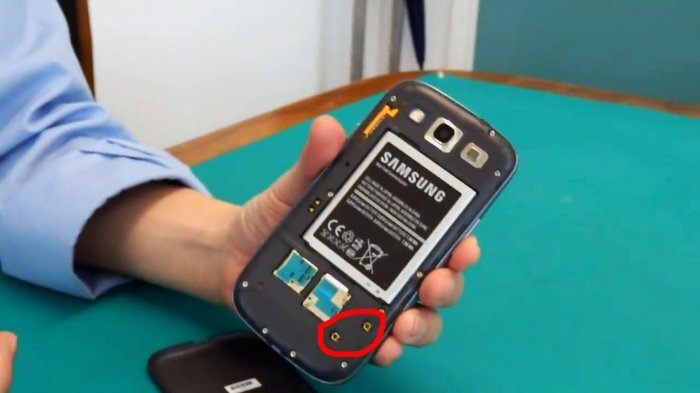  Простейший способ увеличить уровень сигнала Вашего сотового телефона за несколько минут. Вам не понадобится абсолютно ничего кроме кусочка провода определенной длины. Этот метод определенно поможет в сложной жизненной ситуации.
Перед доработкой сотового телефона я показываю начальный уровень сигнала.

Сейчас он равен: минус 99 дБ - 7 единиц.
Разбираем смартфон, а именно снимаем заднюю крышку. Под ней прячутся сим-карты, батарея и тп. Нас интересуют антенные разъемы.

Обычно, разъем один для подключения внешней антенны GSM, но иногда их может быть несколько: wi-fi, 4G, 3G. Смотрите подписи к ним. Нас интересует гнездо GSM.
