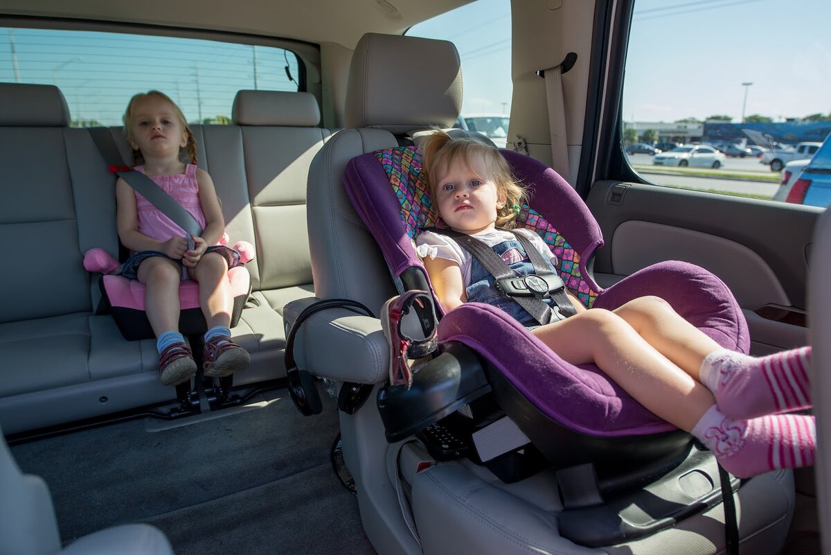 Можно ли кресло ребенку 7 лет. Детское кресло в машину. Машина с детским креслом. Ребенок в автокресле. Автокресло для девочек.