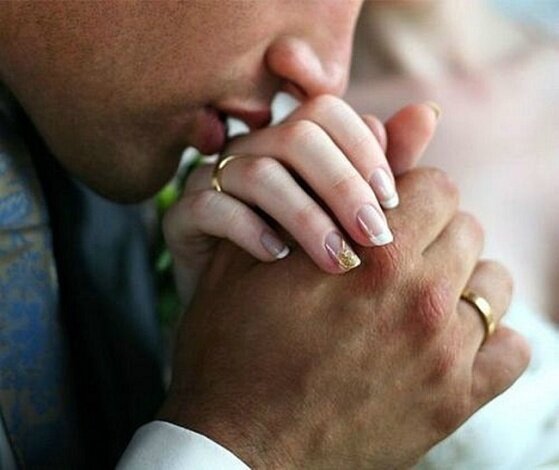 Фото Мужчина целует руку женщине, более 93 качественных бесплатных стоковых фото