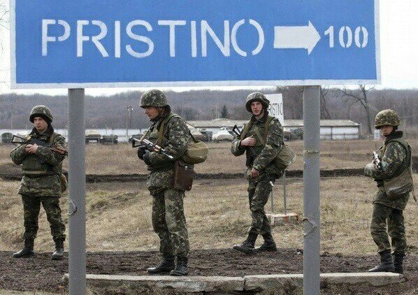 Российские солдаты недалеко от аэропорта в городе Приштина