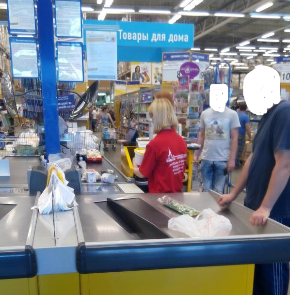 Кассир, вместе с администратором магазина провели прием испорченной продукции. Каждая банка при этом была тщательно досмотрена, после чего покупатели скрылись. Сегодня, был выявлен факт мошенничества, так как все этикетки были переклеены данными "умельцами" на банки неизвестного происхождения с дешевой черной икрой (подделкой). Сообщается, что серия таких действия была замечена в разных регионах. В гипермаркете Лента выдвинут новый прием товара, благодаря которому все нарушители будут пойманы. Согласно внутренним правилам, возврат товара на сумму, превышающую 1000 рублей проходит по документу, удостоверяющему личность.