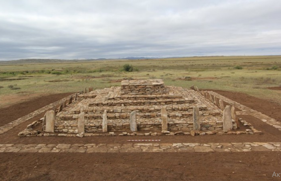    Древняя история Казахстана таит в себе немало загадок. Здесь когда-то была родина кочевников - скифов, описанных впервые Геродотом.-2