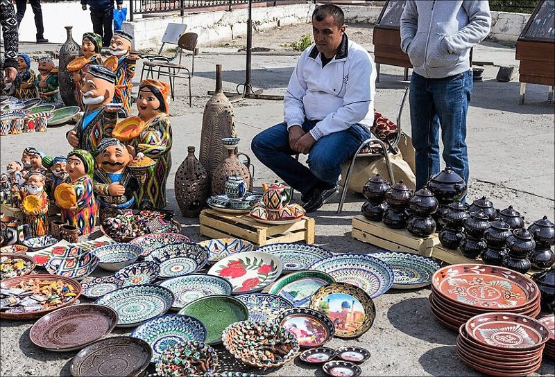 Уличный торговец в Узбекистане. Фото с сайта Wikiway.com
