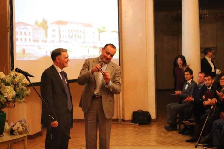 Руководитель Гохрана России Андрей Юрин и посол Армении Вардан Тоганян. Андрей Юрин подарил посольству копию алмаза «Орлов» («Лазаревский алмаз»). Фото: посольство Армении в России, facebook.com